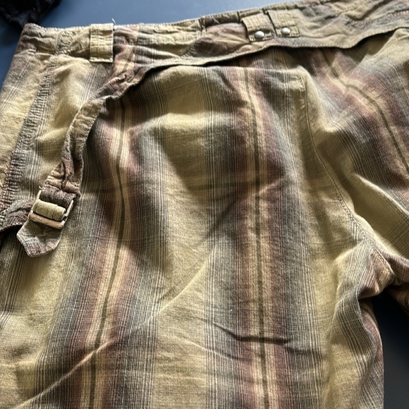 Funky!! These transit par-such capris are plaid with pockets, zippers and buckle - Picture 3 of 7